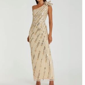 MAC DUGGAL
Gold Embellished Floral‎ Detail One
Shoulder Gown